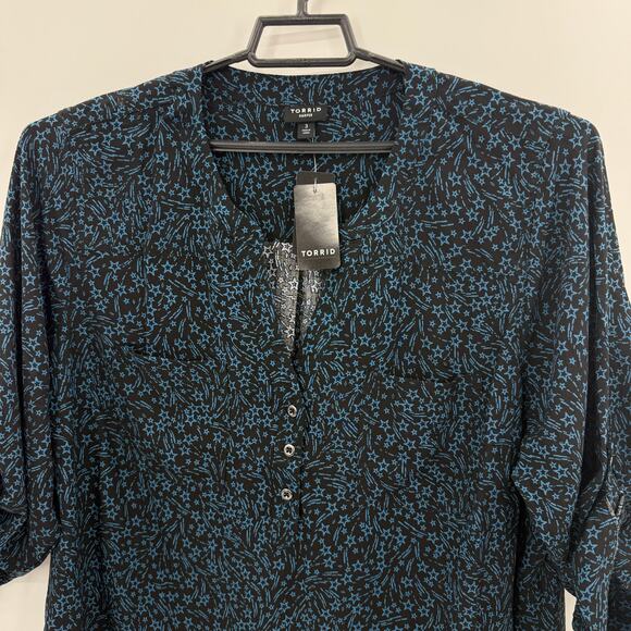 New TORRID Harper Shirt Women Size 3 / US 3X Star Popover Roll Tab Sleeve V-Neck - Picture 2 of 9